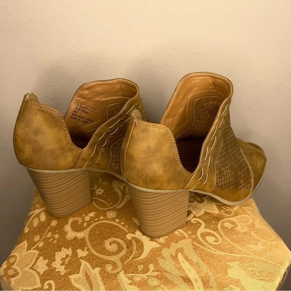 SIZE 9 SUGAR BRAND TAN BROWN FAUX SUEDE BOOTIES BLOCK HEEL OPEN TOE